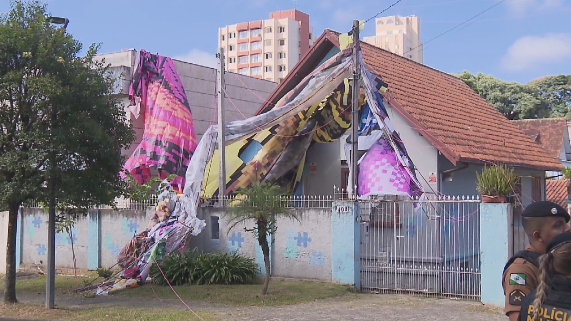 video:-balao-cai-em-cima-de-casa-em-curitiba;-ninguem-se-feriu