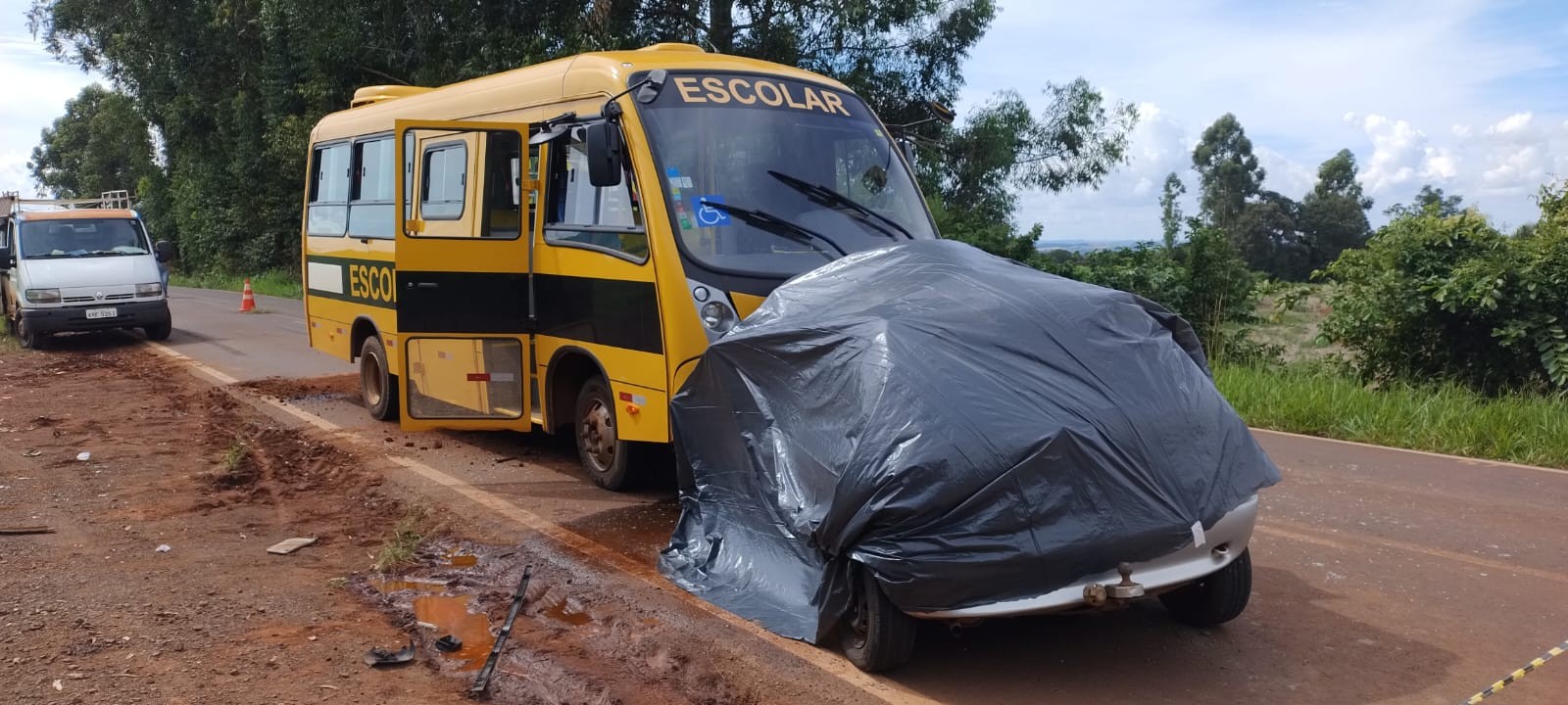 tres-pessoas-morrem-apos-batida-entre-carro-e-onibus-do-transporte-escolar-de-cruzeiro-do-iguacu