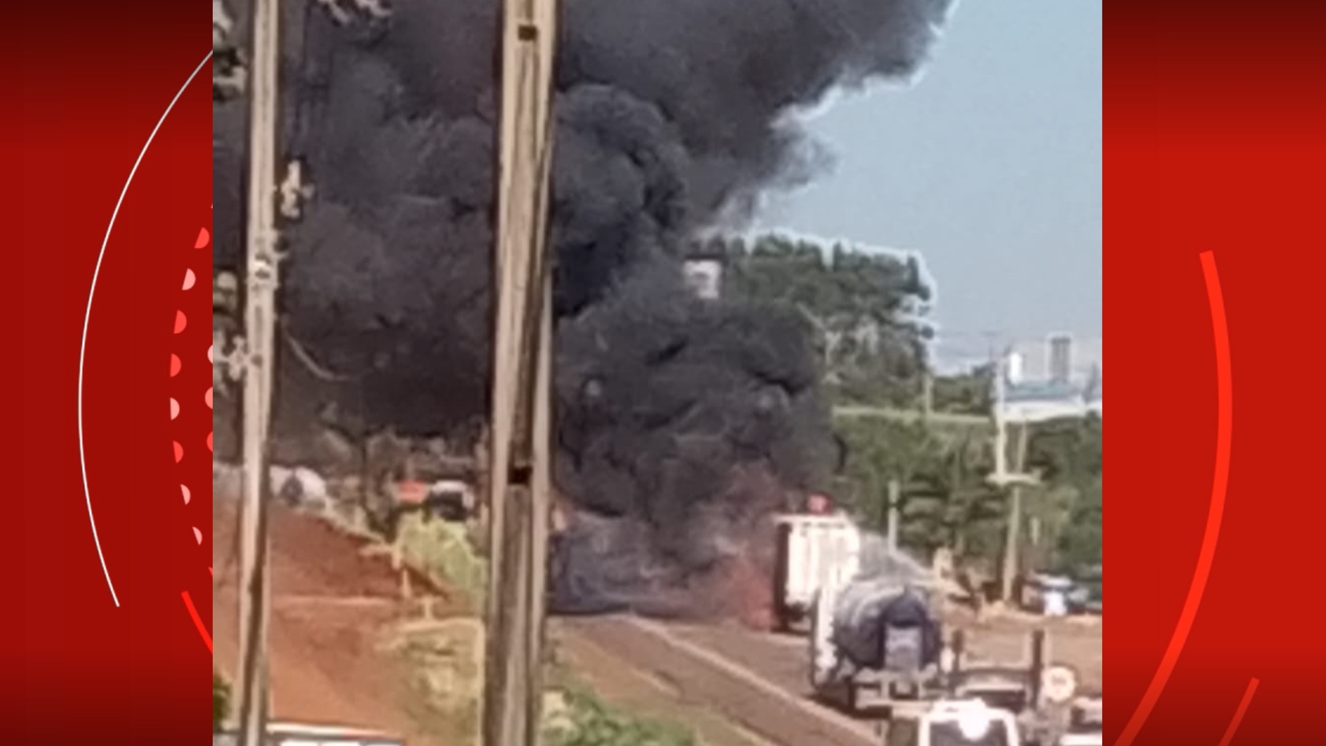 caminhao-com-oleo-lubrificante-pega-fogo-e-interdita-rodovia-em-maringa