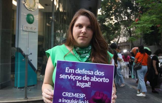 manifestantes-em-sp-acusam-cremesp-de-criminalizar-aborto-legal