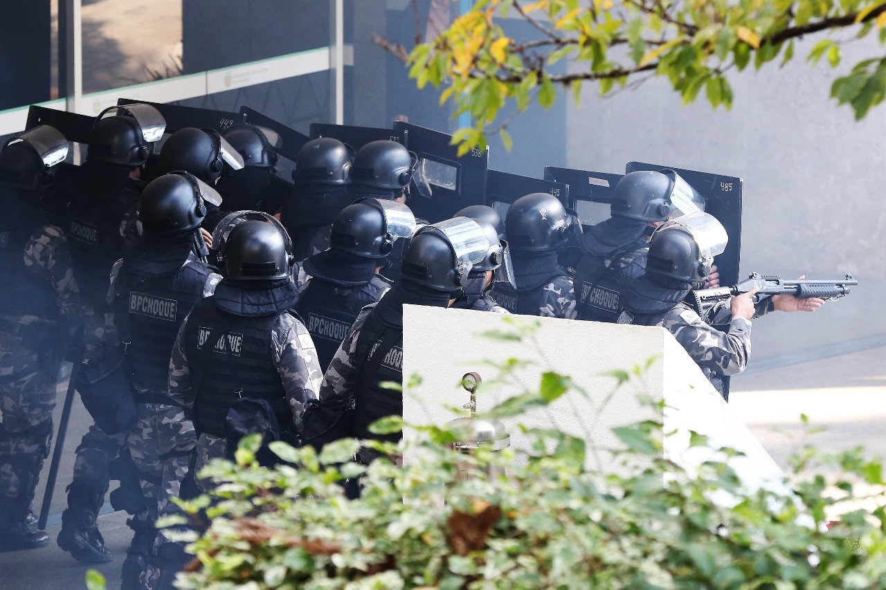 professores-forcam-entrada-e-invadem-alep-em-mobilizacao-contra-projeto-que-propoe-terceirizacao-da-gestao-de-colegios-publicos;-video